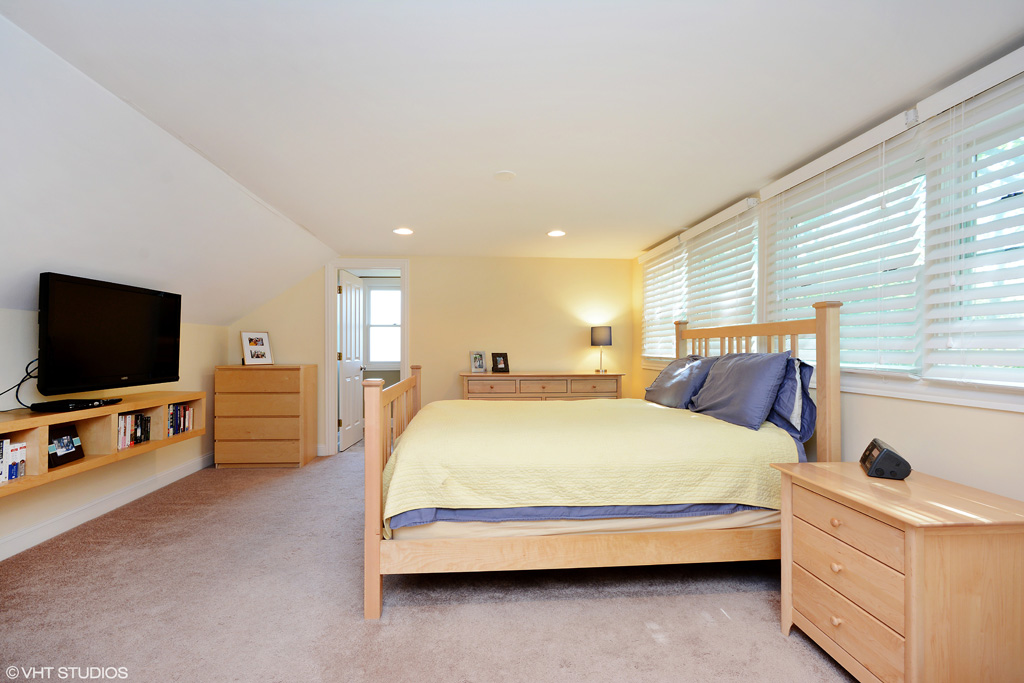 Contact Lou Zucaro at 312.907.4085 or lou.zucaro@bairdwarner.com to set up a private showing today!