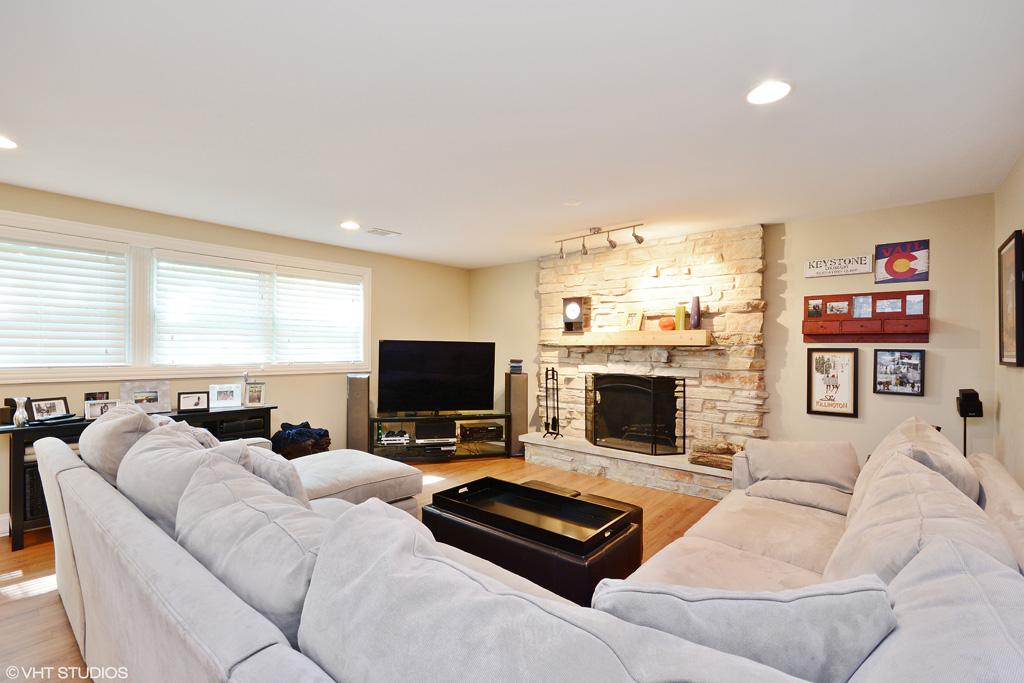 Contact Lou Zucaro at 312.907.4085 or lou.zucaro@bairdwarner.com to set up a private showing today!