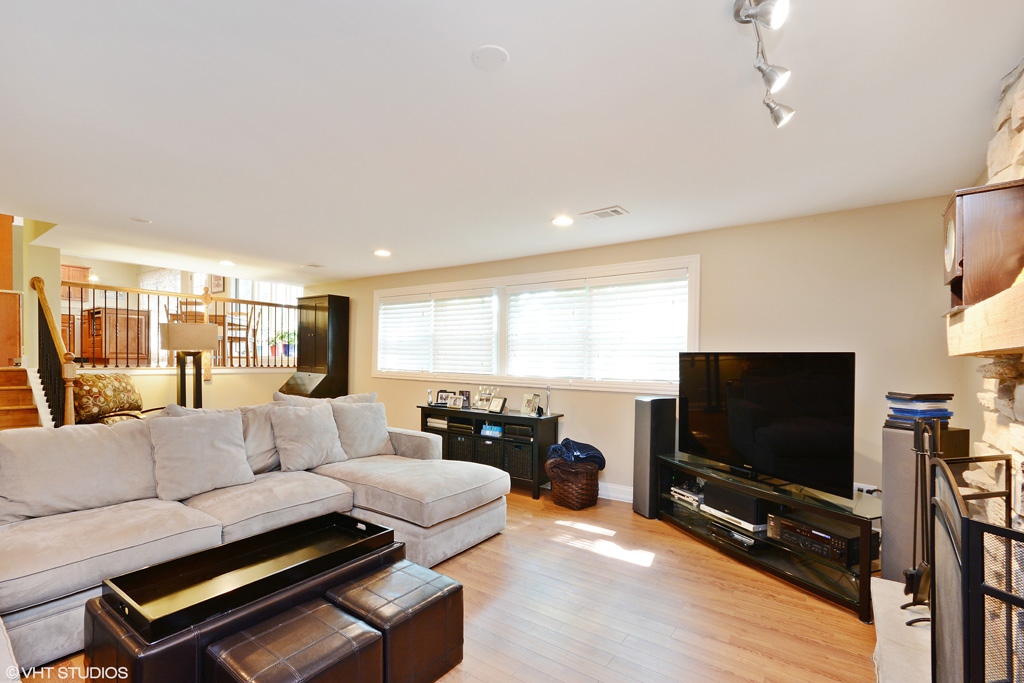Contact Lou Zucaro at 312.907.4085 or lou.zucaro@bairdwarner.com to set up a private showing today!
