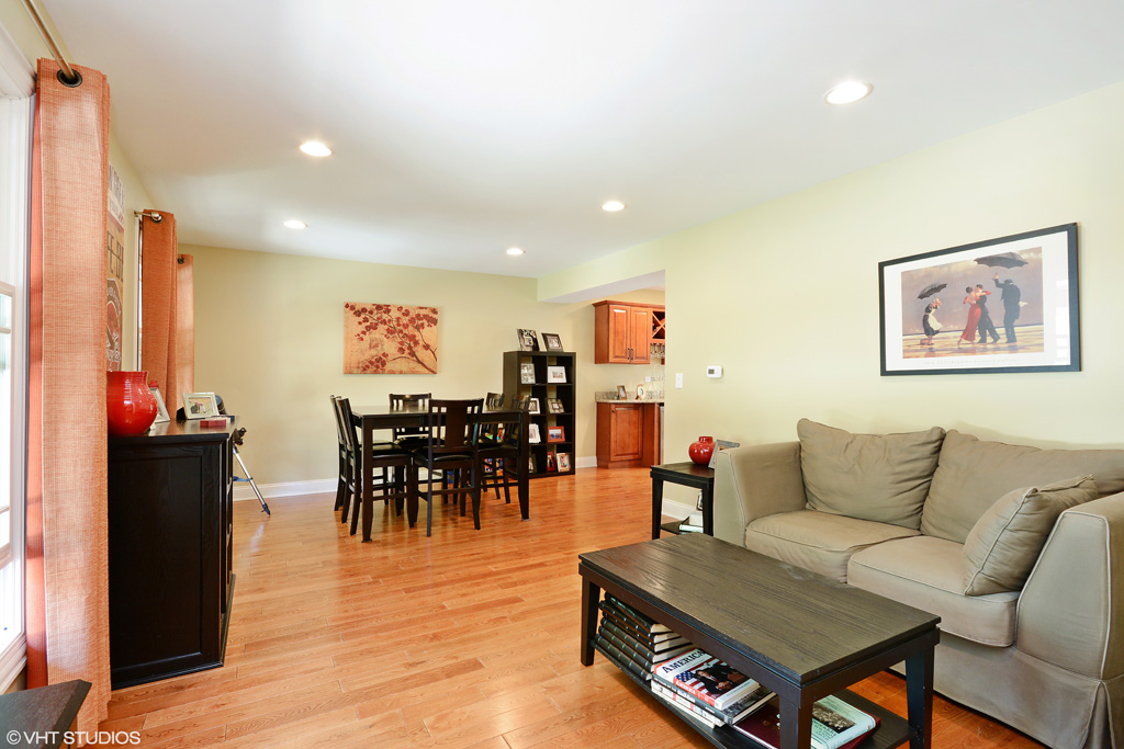Contact Lou Zucaro at 312.907.4085 or lou.zucaro@bairdwarner.com to set up a private showing today!