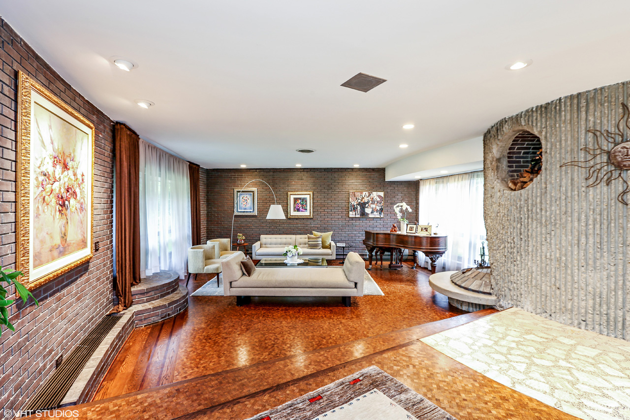 Call Lou Zucaro at 312.907.4085 to arrange a private showing