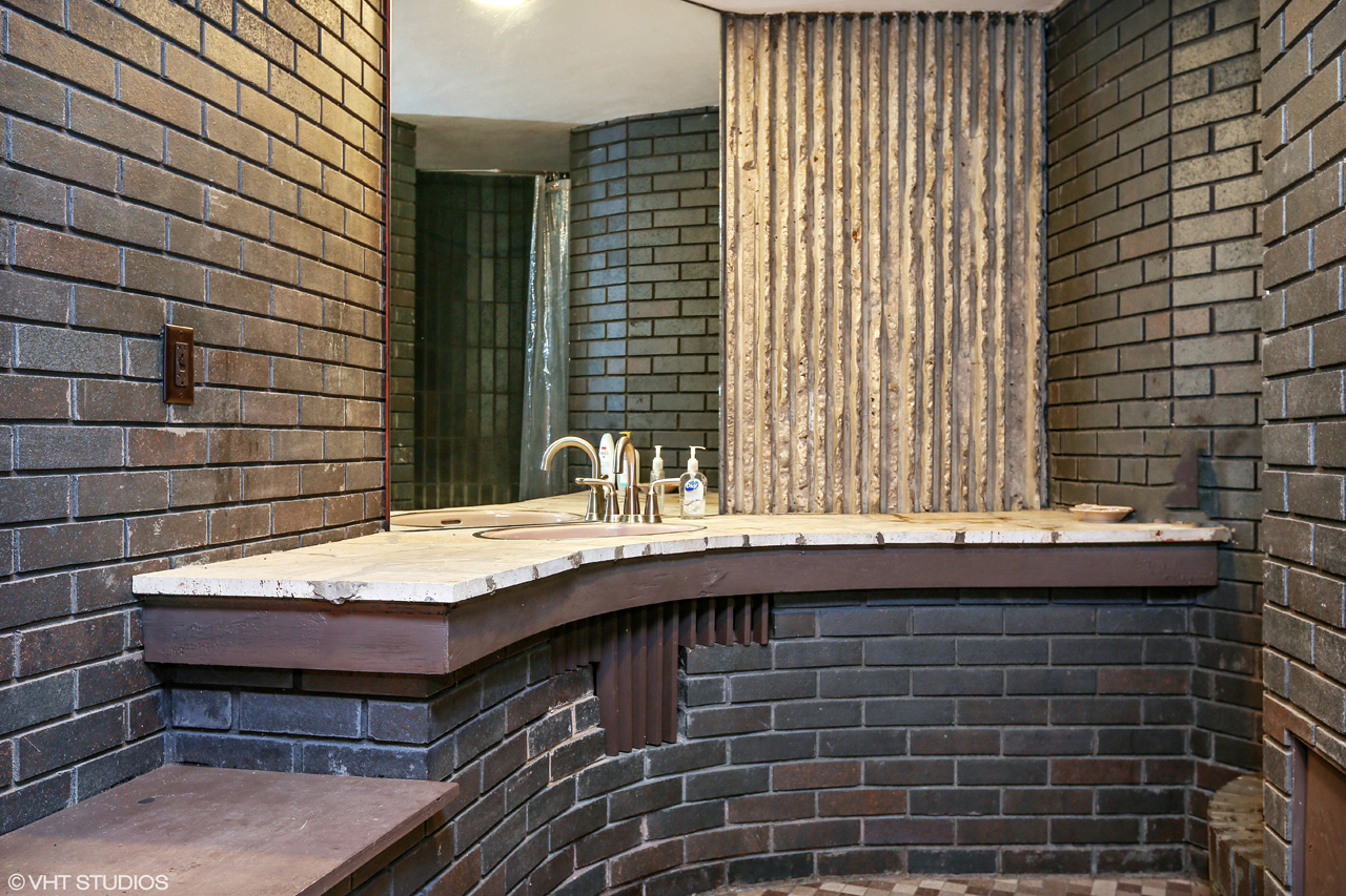 Call Lou Zucaro at 312.907.4085 to arrange a private showing