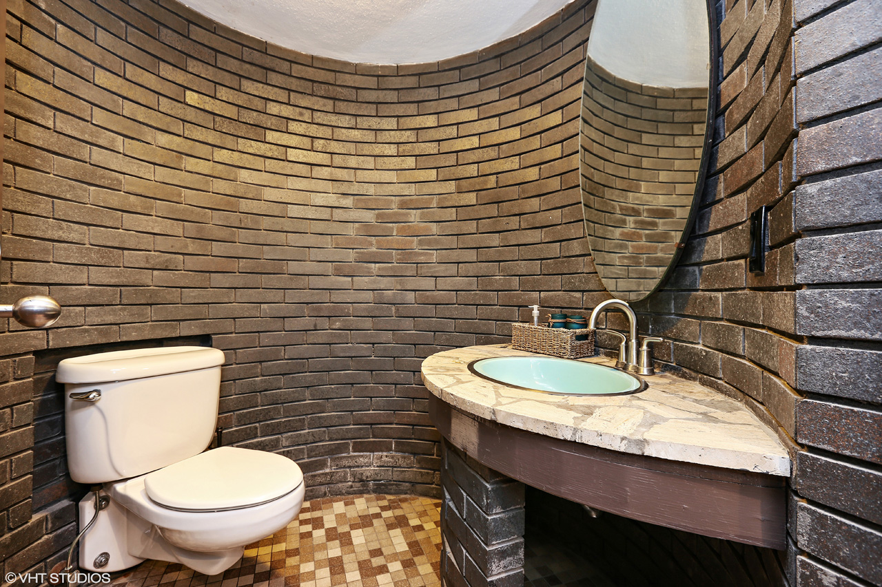 Call Lou Zucaro at 312.907.4085 to arrange a private showing