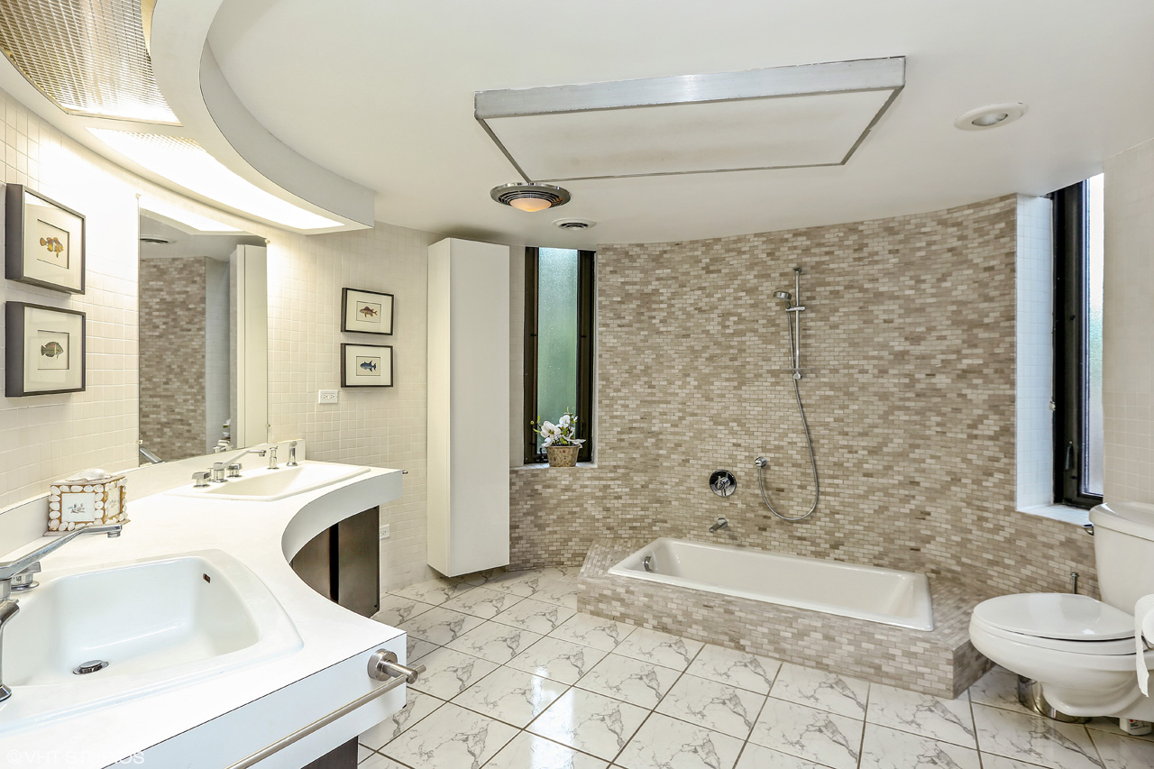 Call Lou Zucaro at 312.907.4085 to arrange a private showing