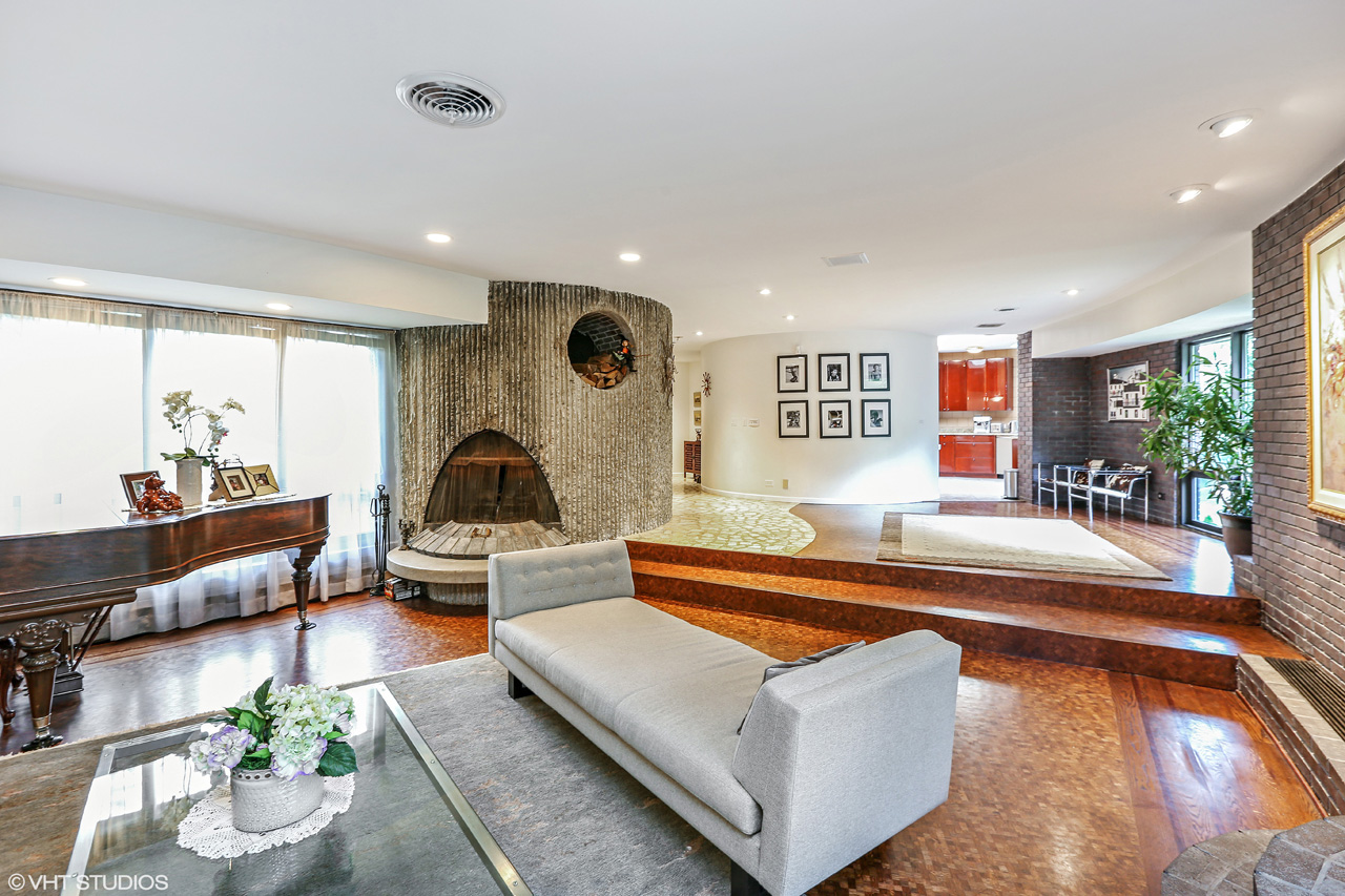 Call Lou Zucaro at 312.907.4085 to arrange a private showing