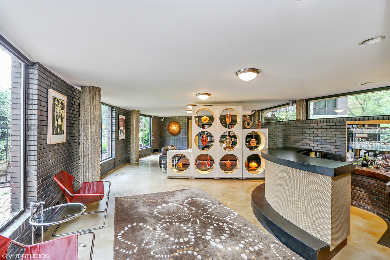 Call Lou Zucaro at 312.907.4085 to arrange a private showing