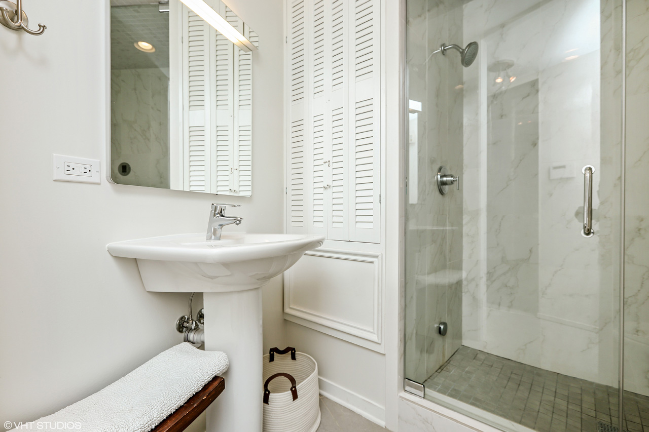 Call Lou Zucaro at 312.907.4085 to arrange a private showing