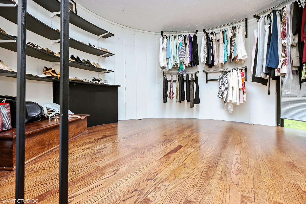 Call Lou Zucaro at 312.907.4085 to arrange a private showing