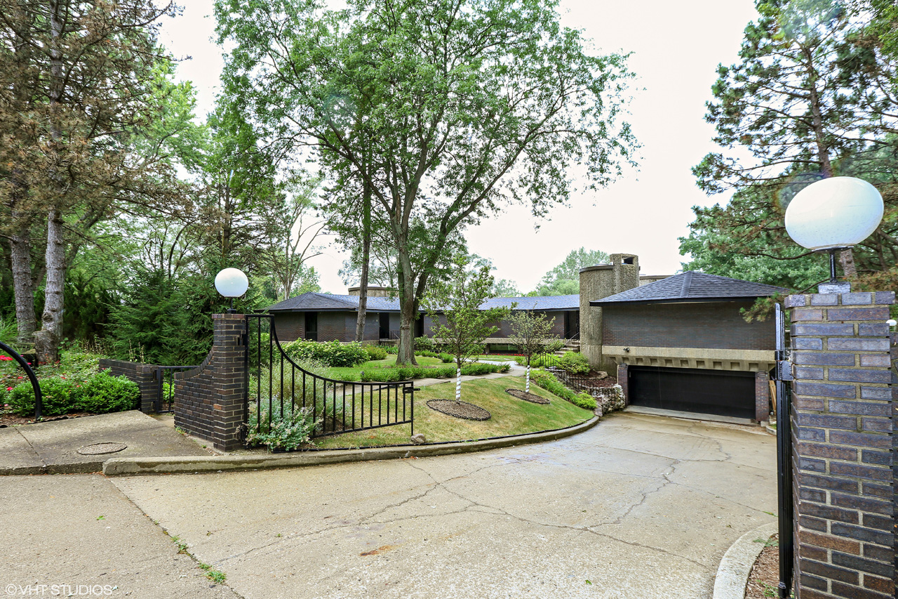 Call Lou Zucaro at 312.907.4085 to arrange a private showing