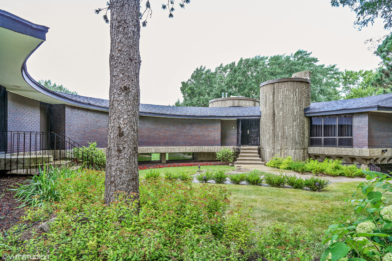 Call Lou Zucaro at 312.907.4085 to arrange a private showing