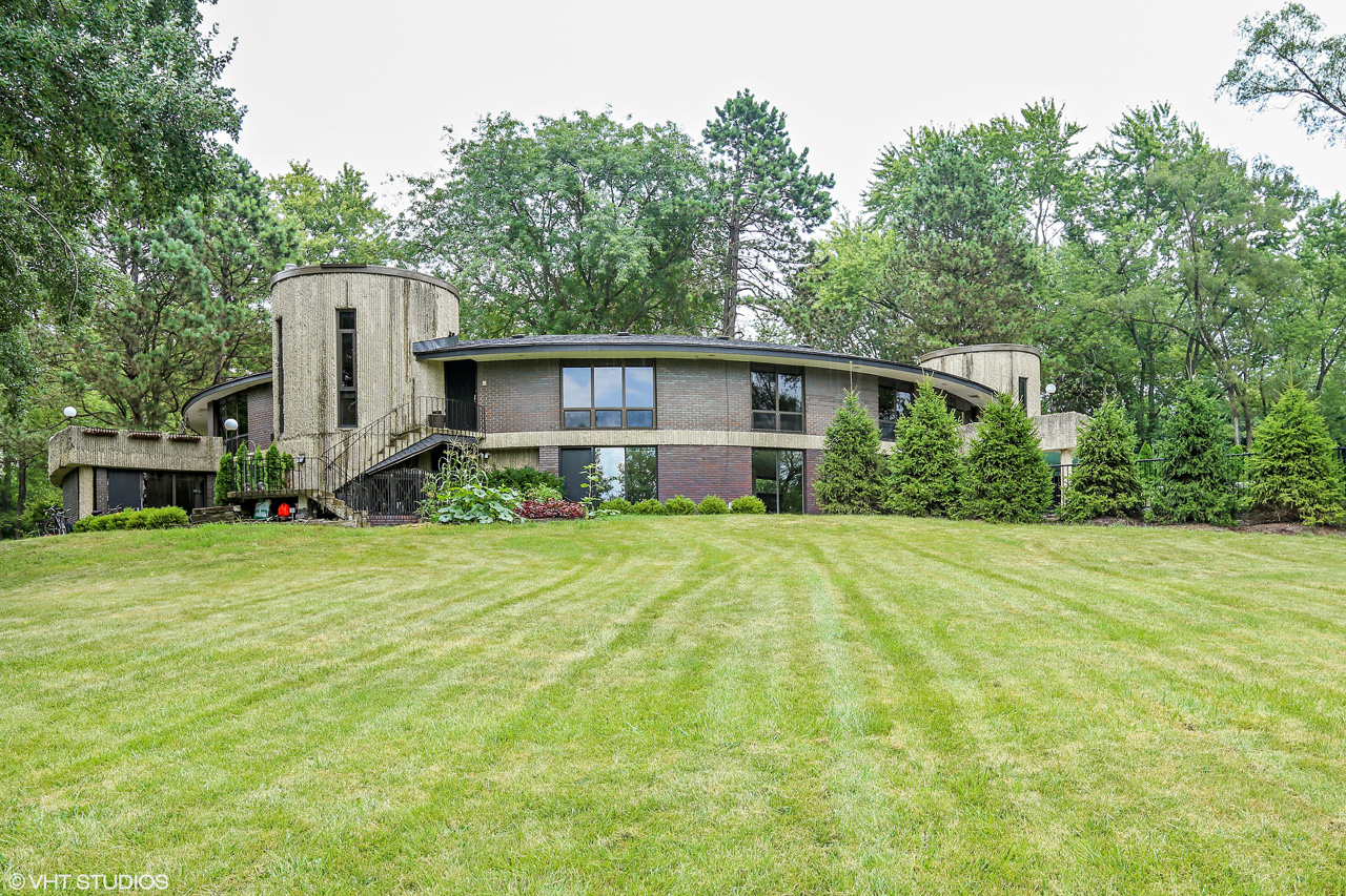 Call Lou Zucaro at 312.907.4085 to arrange a private showing