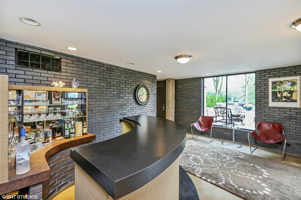 Call Lou Zucaro at 312.907.4085 to arrange a private showing