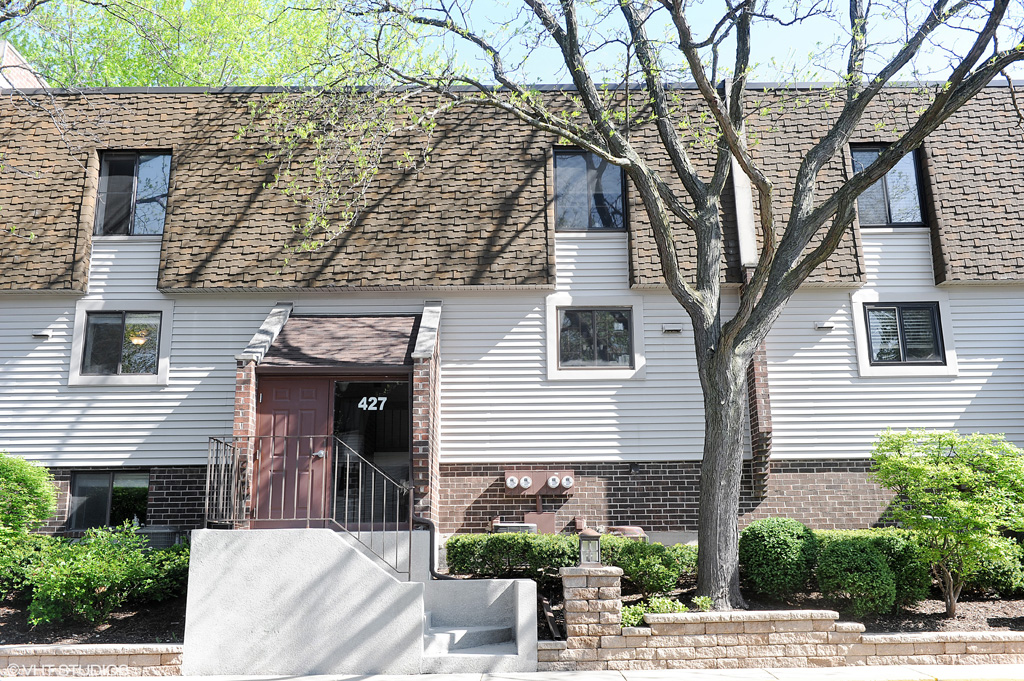 Contact Lou Zucaro at 312.907.4085 or lou.zucaro@bairdwarner.com today to arrange a private showing.