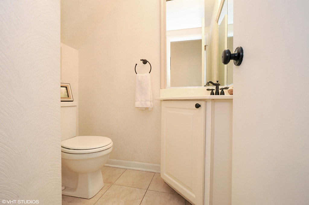 Contact Lou Zucaro at 312.907.4085 or lou.zucaro@bairdwarner.com today to arrange a private showing.