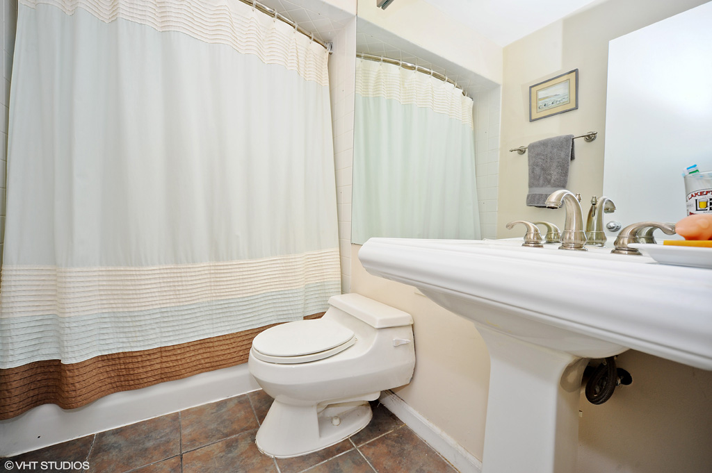 Contact Lou Zucaro at 312.907.4085 or lou.zucaro@bairdwarner.com today to arrange a private showing.