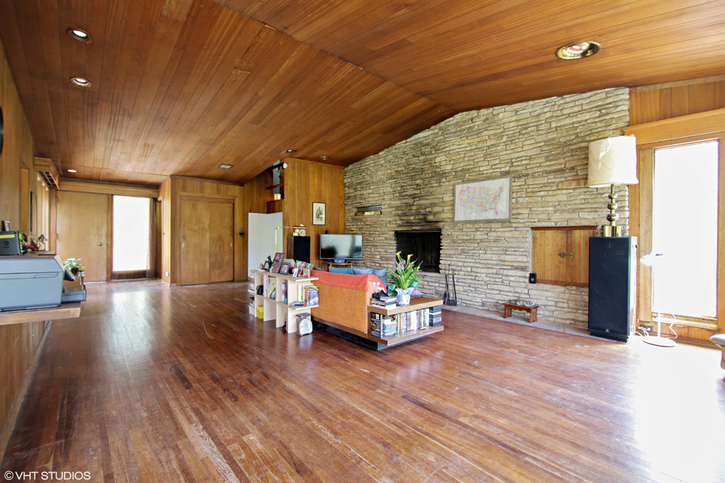 Contact Lou Zucaro at 312.907.4085 or lou.zucaro@bairdwarner.com today to arrange for a private showing.