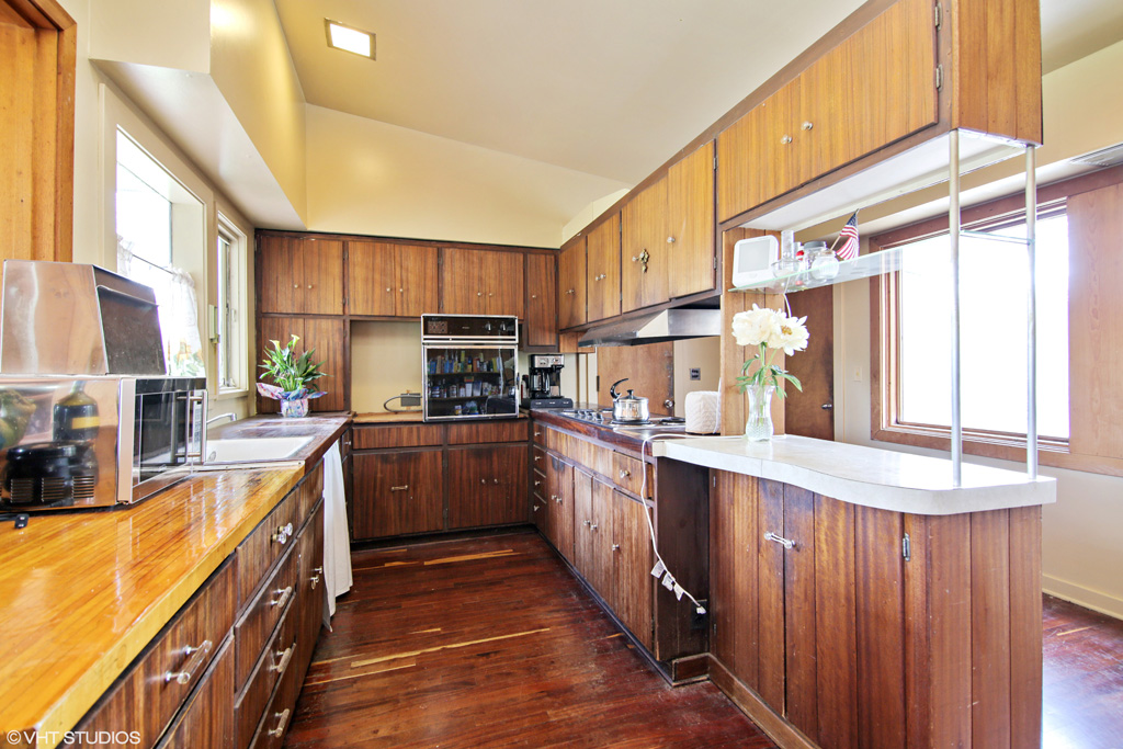 Contact Lou Zucaro at 312.907.4085 or lou.zucaro@bairdwarner.com today to arrange for a private showing.