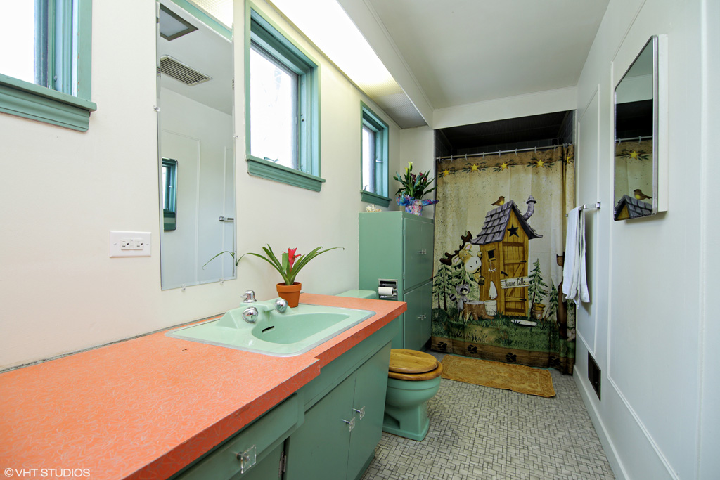 Contact Lou Zucaro at 312.907.4085 or lou.zucaro@bairdwarner.com today to arrange for a private showing.