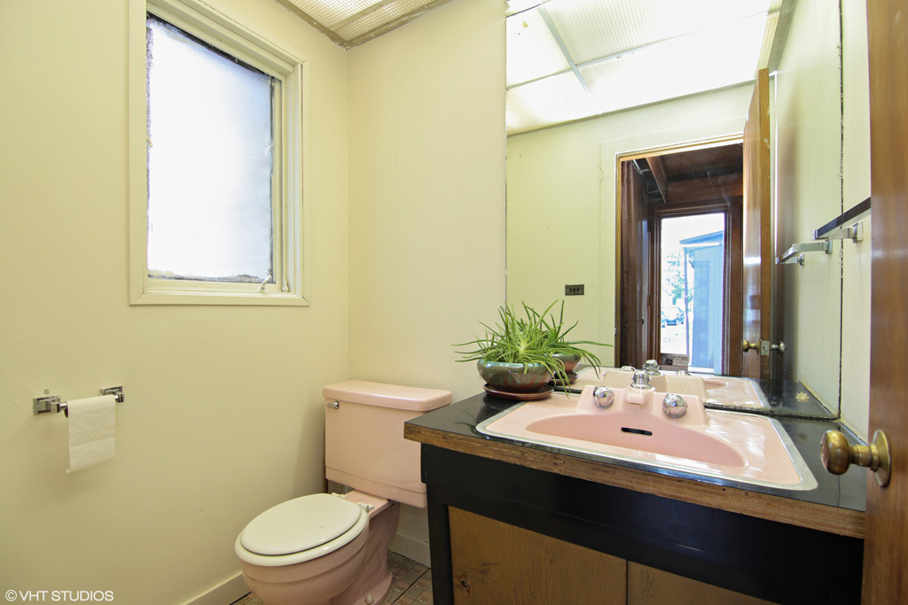 Contact Lou Zucaro at 312.907.4085 or lou.zucaro@bairdwarner.com today to arrange for a private showing.