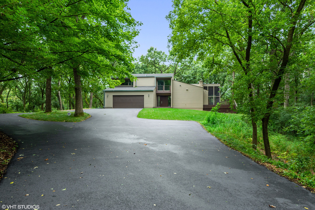 To schedule a private showing, call Lou Zucaro at 312.907.4085 or send an email to lou@modernil.com