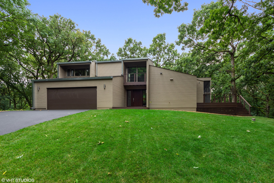 To schedule a private showing, call Lou Zucaro at 312.907.4085 or send an email to lou@modernil.com