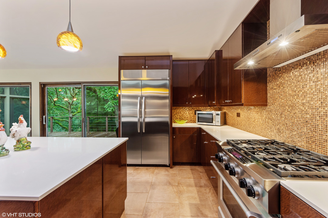 To schedule a private showing, call Lou Zucaro at 312.907.4085 or send an email to lou@modernil.com