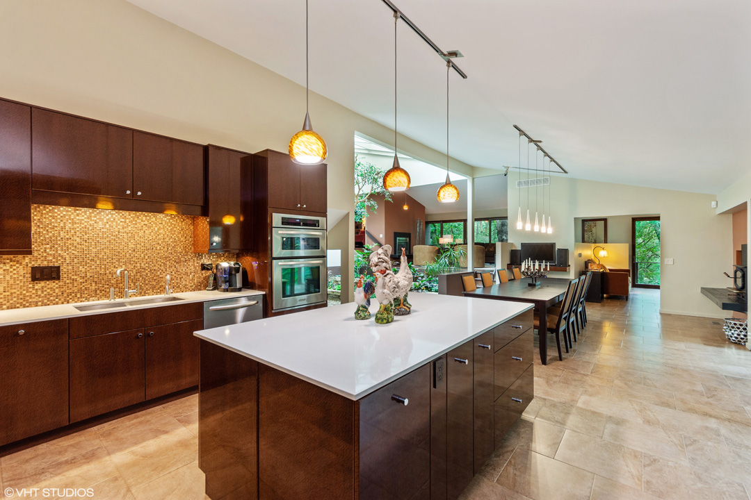 To schedule a private showing, call Lou Zucaro at 312.907.4085 or send an email to lou@modernil.com