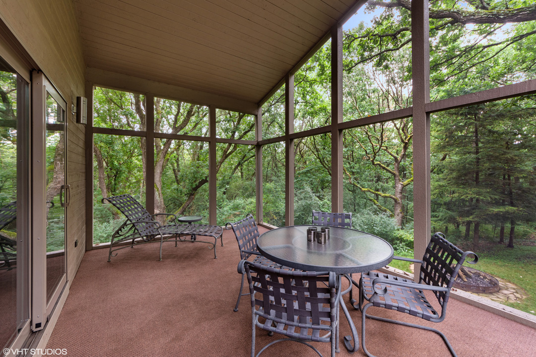 To schedule a private showing, call Lou Zucaro at 312.907.4085 or send an email to lou@modernil.com