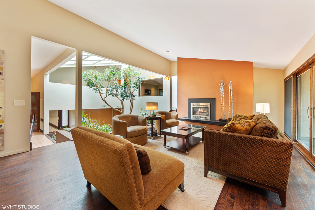To schedule a private showing, call Lou Zucaro at 312.907.4085 or send an email to lou@modernil.com