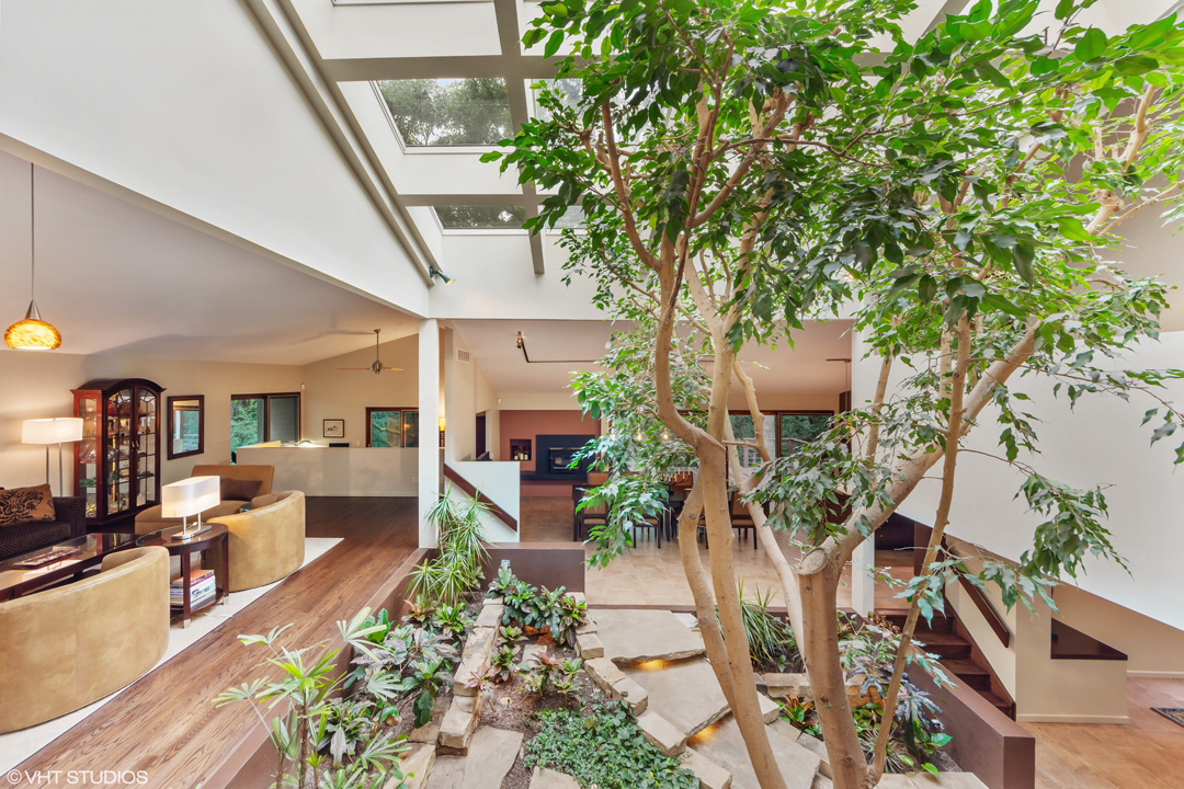 To schedule a private showing, call Lou Zucaro at 312.907.4085 or send an email to lou@modernil.com