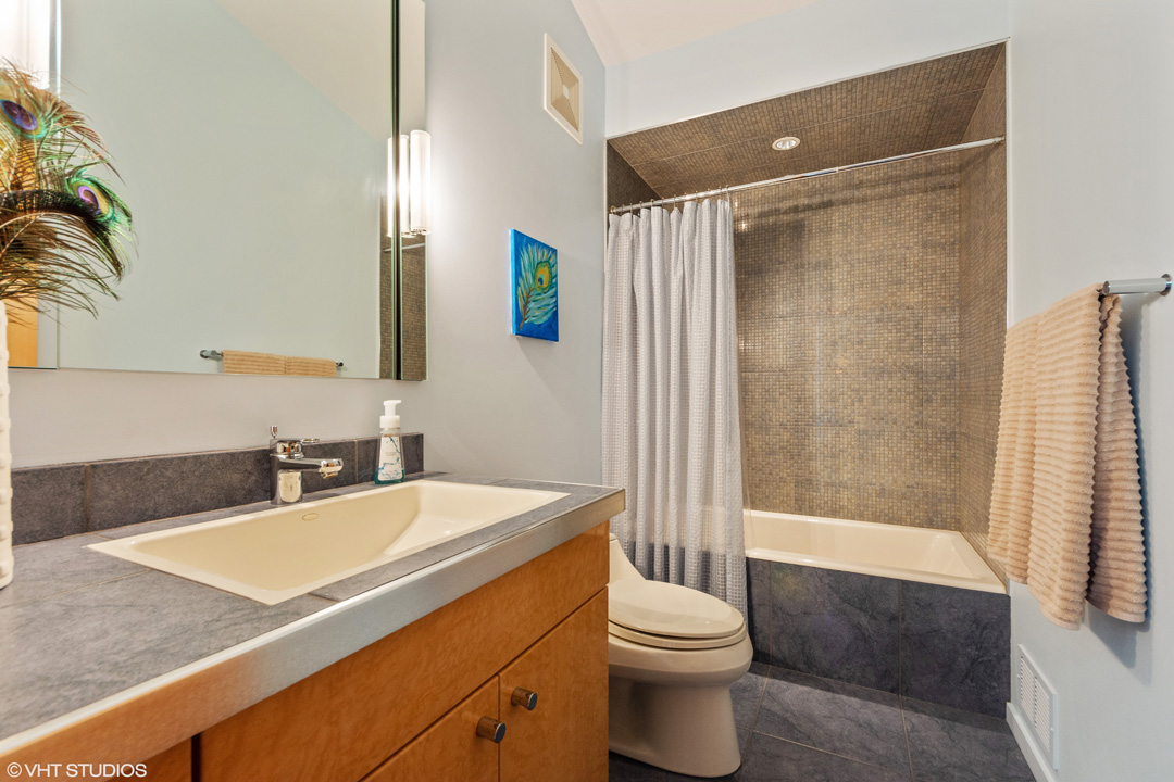 To schedule a private showing, call Lou Zucaro at 312.907.4085 or send an email to lou@modernil.com
