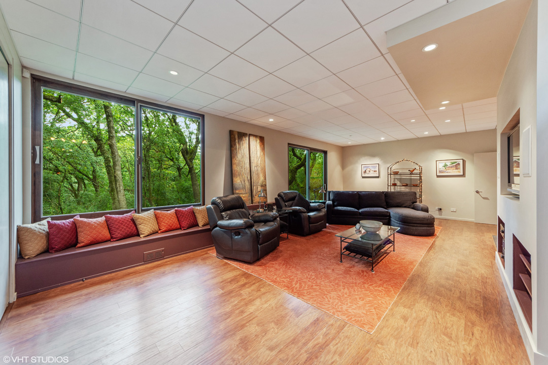 To schedule a private showing, call Lou Zucaro at 312.907.4085 or send an email to lou@modernil.com