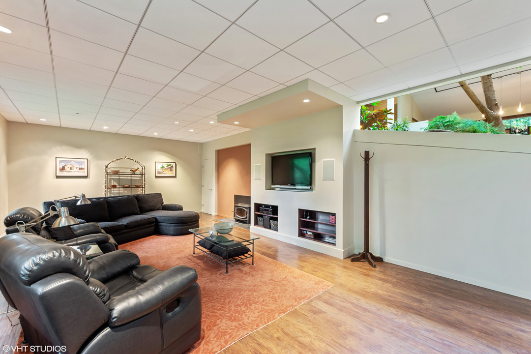 To schedule a private showing, call Lou Zucaro at 312.907.4085 or send an email to lou@modernil.com