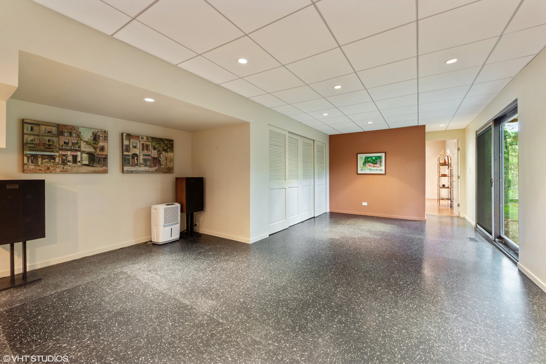 To schedule a private showing, call Lou Zucaro at 312.907.4085 or send an email to lou@modernil.com