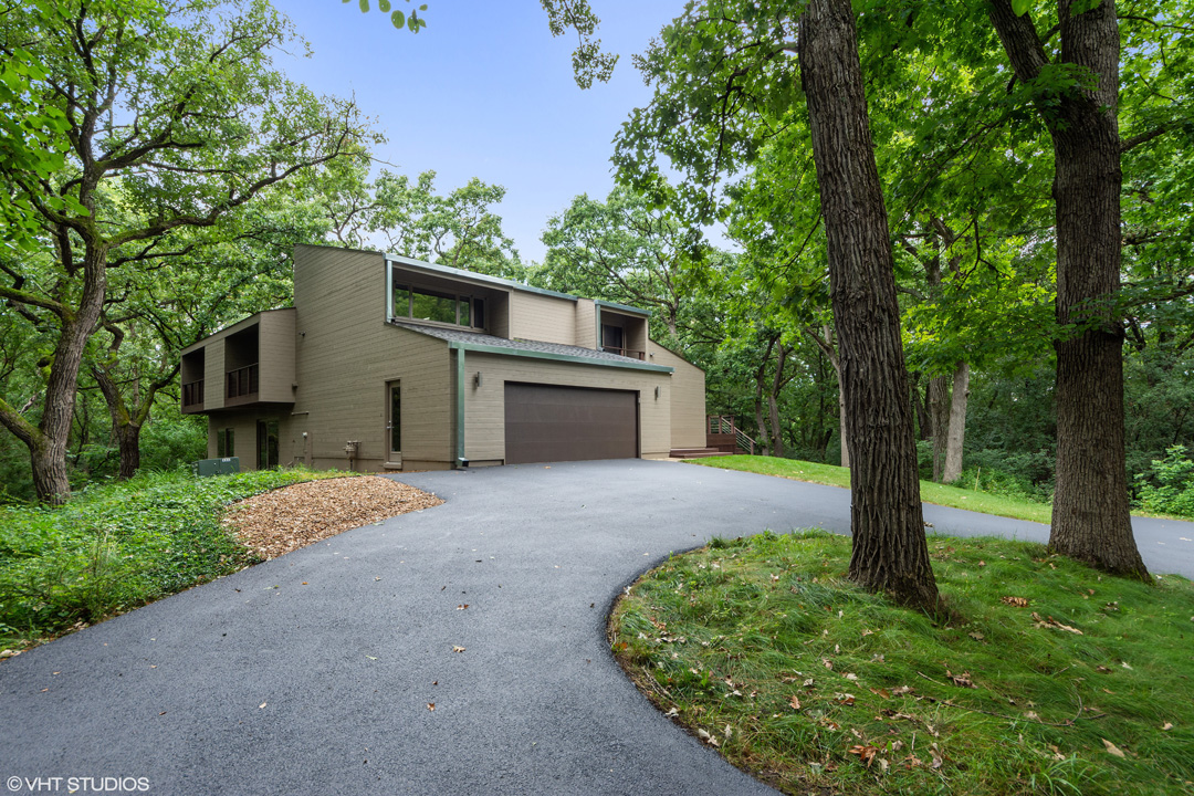 To schedule a private showing, call Lou Zucaro at 312.907.4085 or send an email to lou@modernil.com