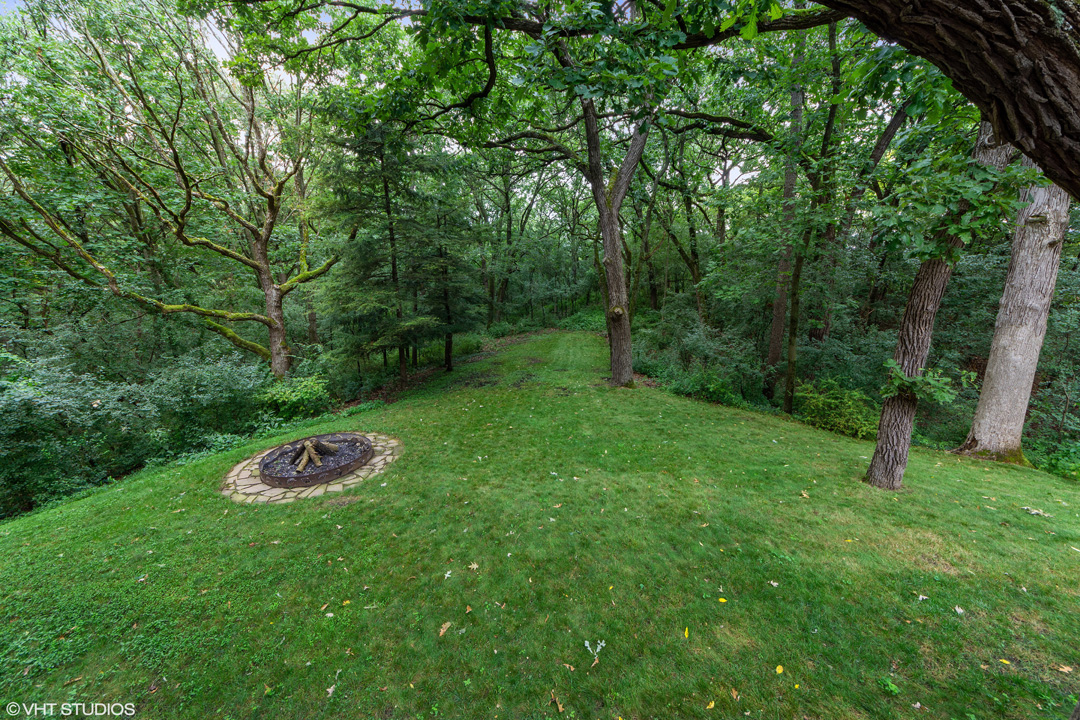To schedule a private showing, call Lou Zucaro at 312.907.4085 or send an email to lou@modernil.com