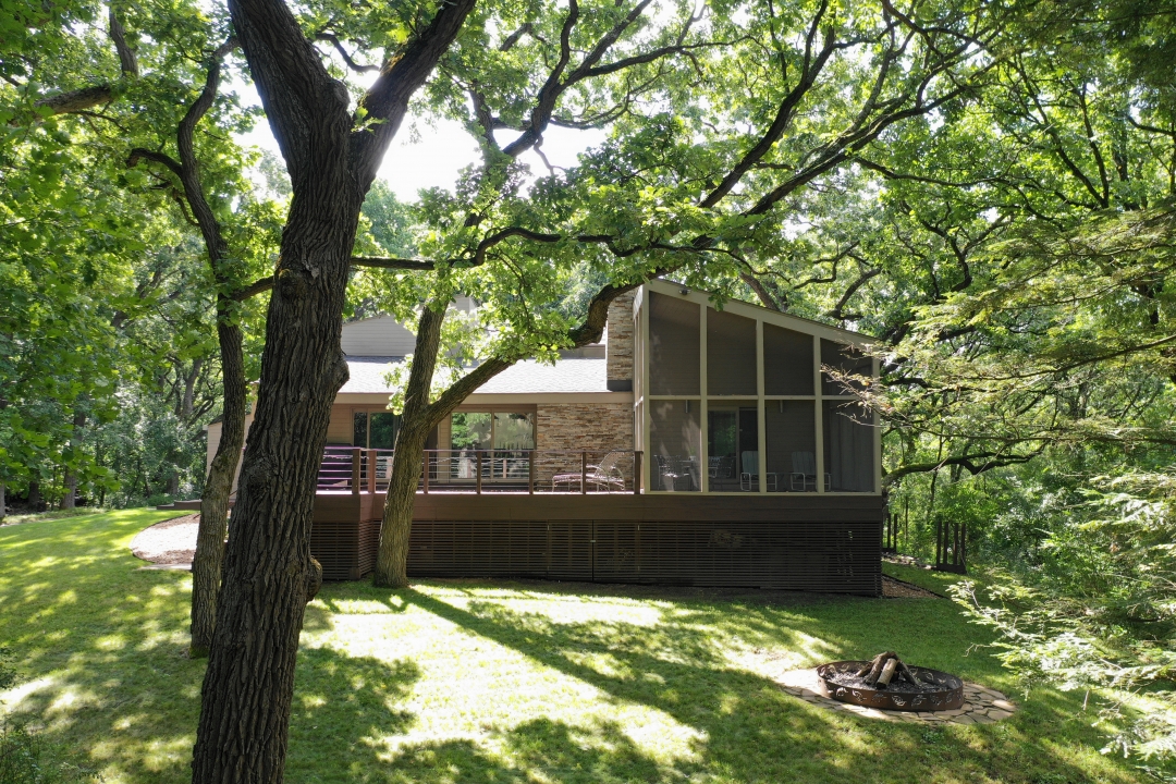 To schedule a private showing, call Lou Zucaro at 312.907.4085 or send an email to lou@modernil.com